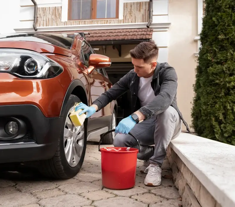 Lavage auto à domicile Bourth : professionnel intervenant sur un véhicule